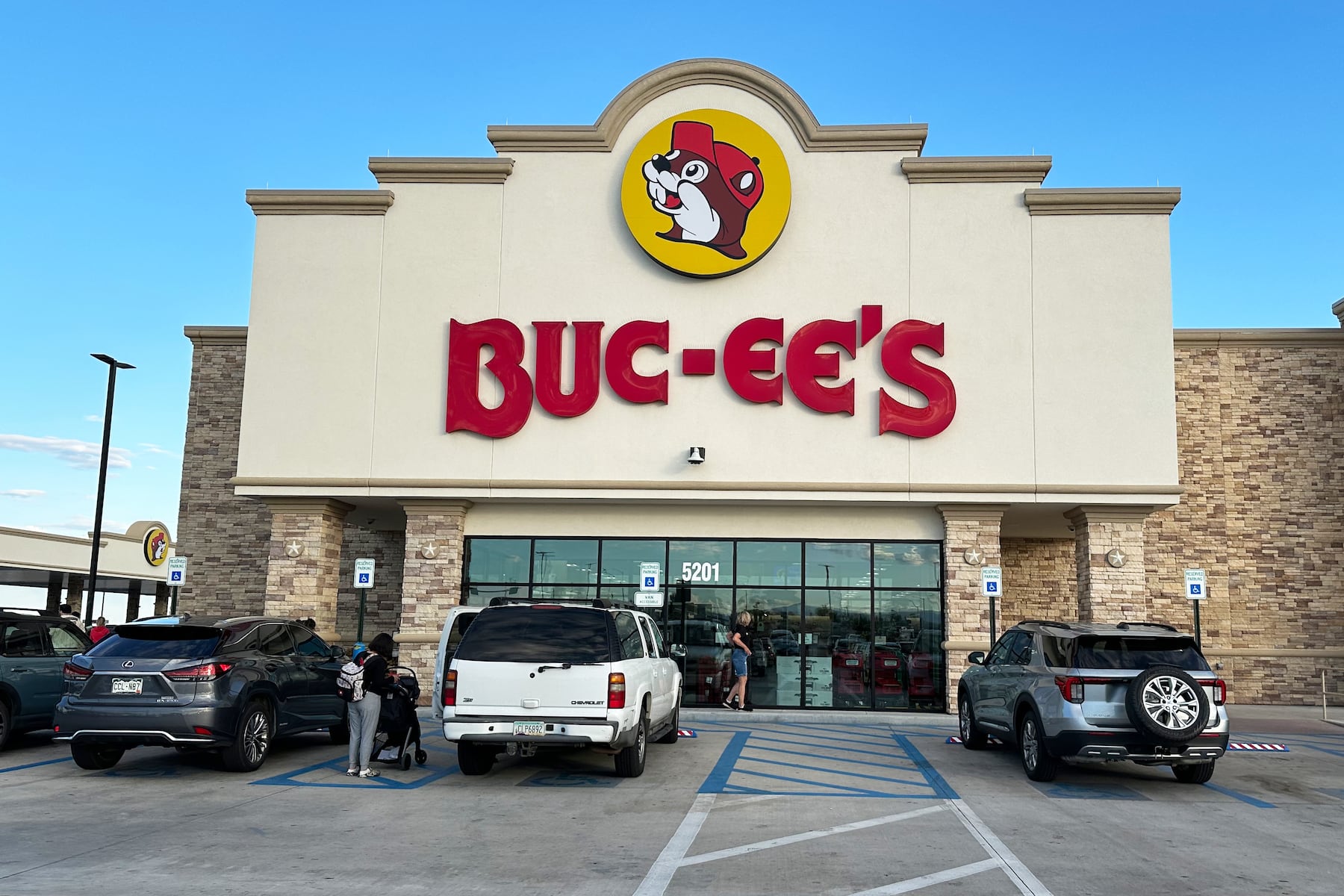 Buc-ee’s and Mickey’s settle Ohio gas station logo lawsuit