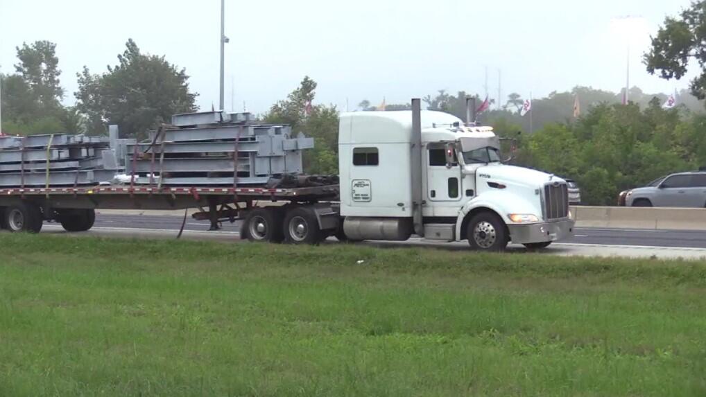 Semi-trailer truck spills steel beams after hitting Lake Avenue bridge on Edens Expressway