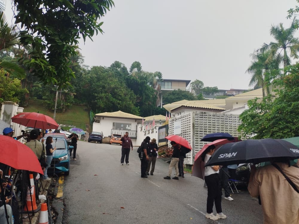 Press swarm Kajang Prison and Langgak Duta after Najib’s pardon news