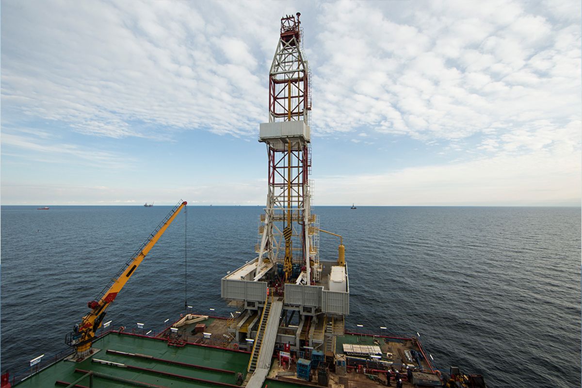 Azerbaijani oil moves down in price