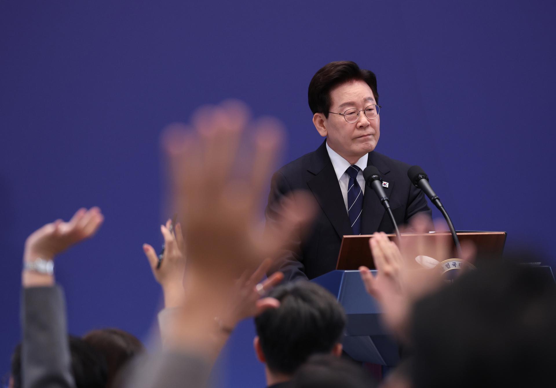 Lee holds off on justice minister nominee, admits vetting failures