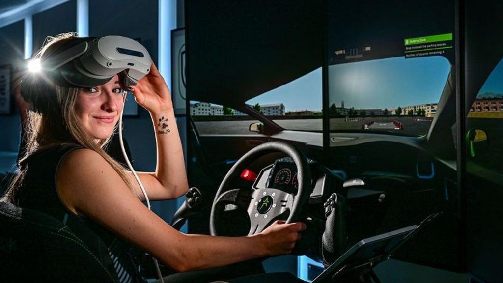 College offers VR driving simulator to students