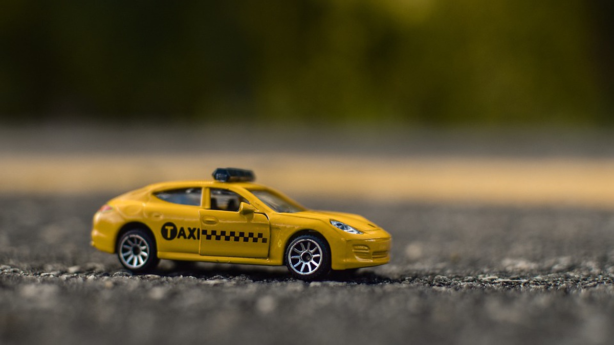 Uklon and Bolt see rising taxi demand in Kyiv during prolonged air raid alerts as active driver numbers fall