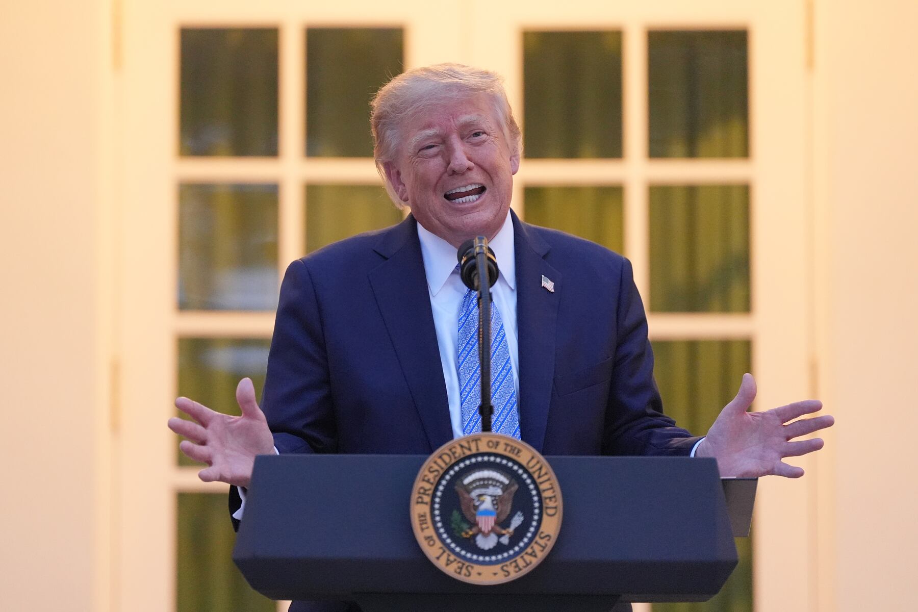 Trump brutally mocked after bizarre helipad claim: ‘Everybody loves it’