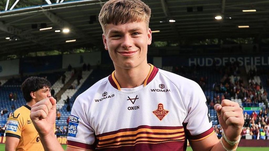 Huddersfield winger Jagger signs new deal