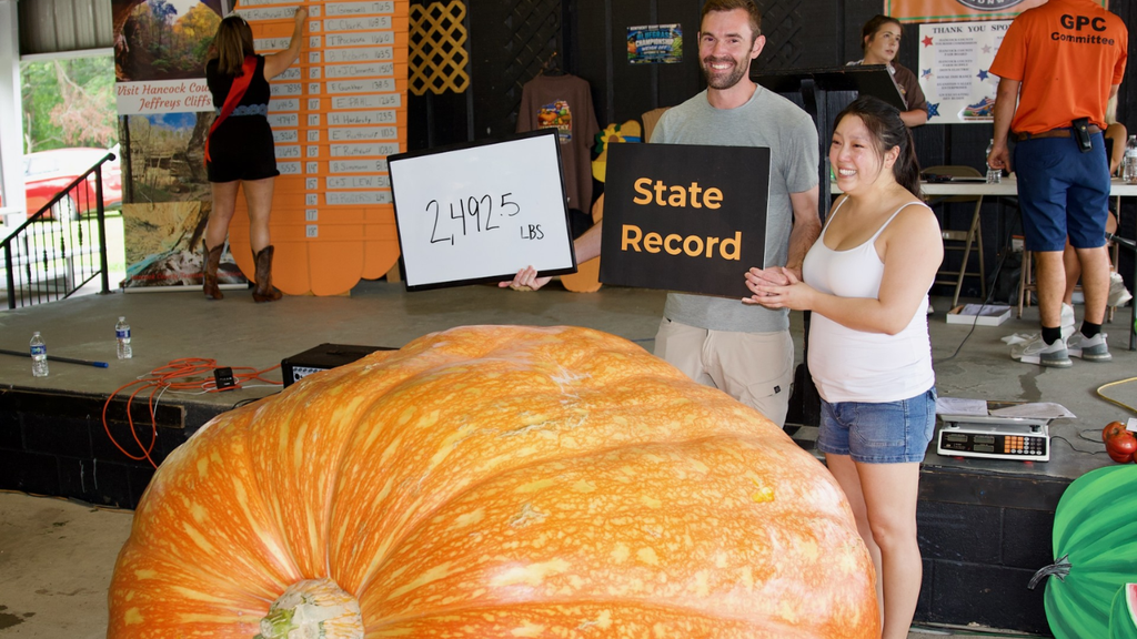 Plainfield man breaks 11-year Illinois record with 2,492.5 pound pumpkin