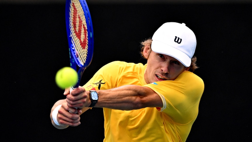De Minaur dines out on home cooking as tricky year winds down