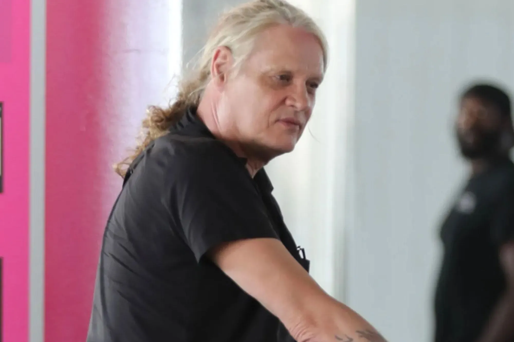 80s rock icon who was in love triangle with Brad Pitt & Christina Applegate is unrecognisable at airport – guess who?