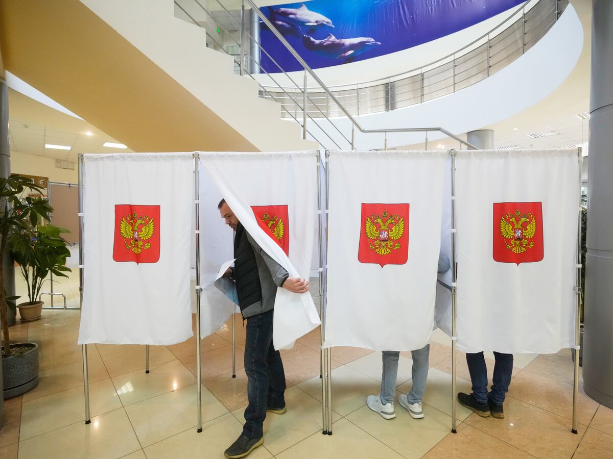 Russian election observer loses consciousness during arrest by police, opposition party says