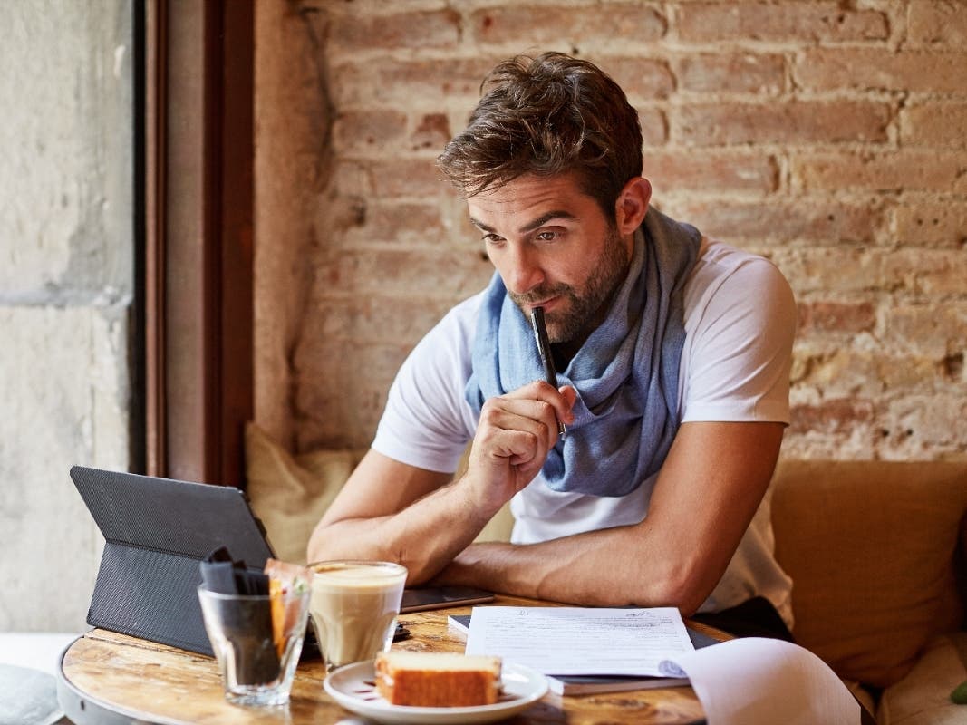 Coffee Shop Etiquette For Remote Workers Who Stay For Hours [The Question]