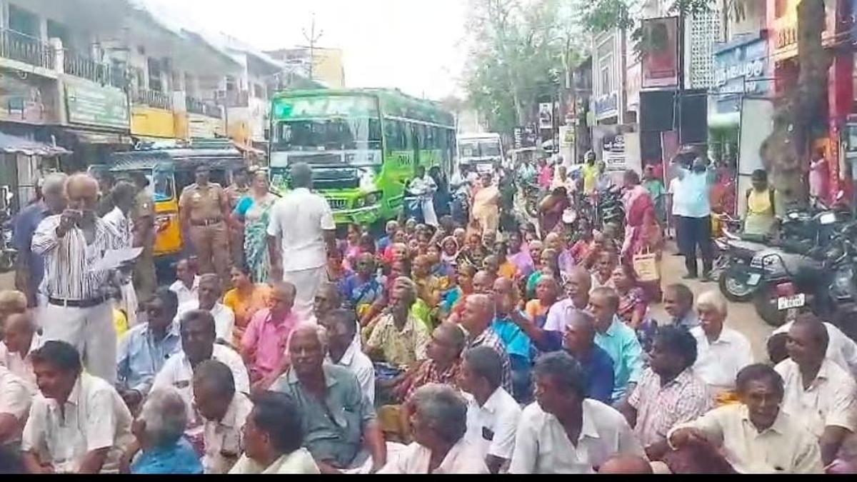 Handloom weavers block Tenkasi-Madurai road