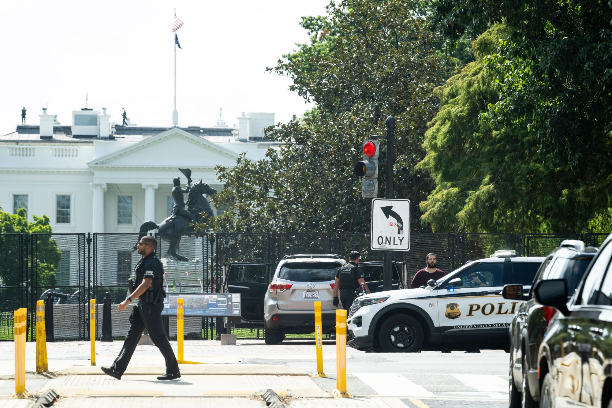 Secret Service swarm White House after reported security breach as ‘man demanding to talk to president’ is detained