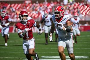 NCAA football scores: Chauncey Bowens runs for 3 TDs as No. 2 Georgia steamrolls past Arkansas