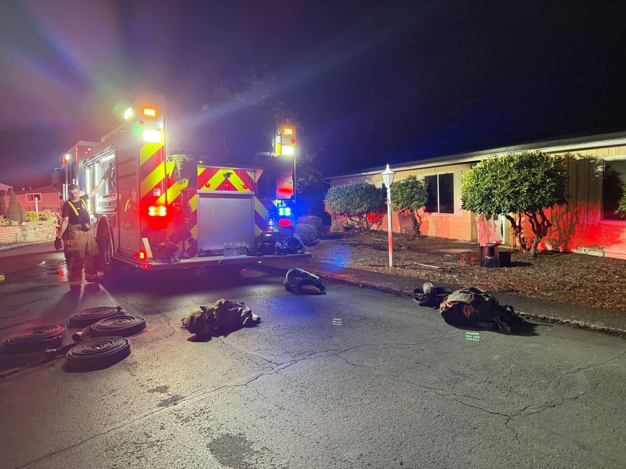 Man dies in Dallas, OR house fire; 2 other people and 2 dogs escape