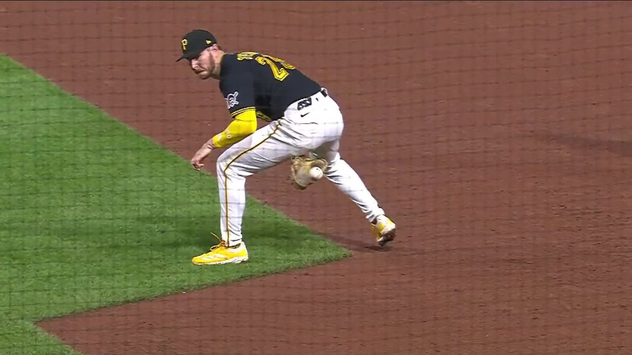Pirates’ O’Hearn goes between the legs for unbelievable out