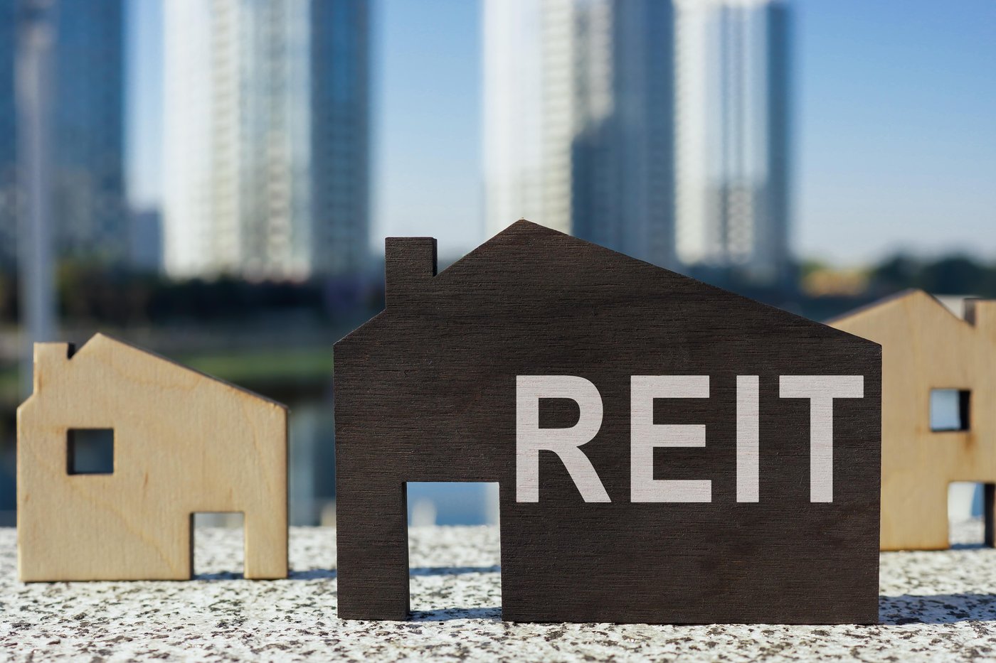 Realty Income or Agree Realty During a REIT Sell-Off?