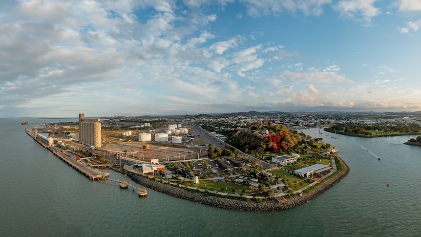 Liberian-flagged bulk carrier runs aground off Port of Gladstone