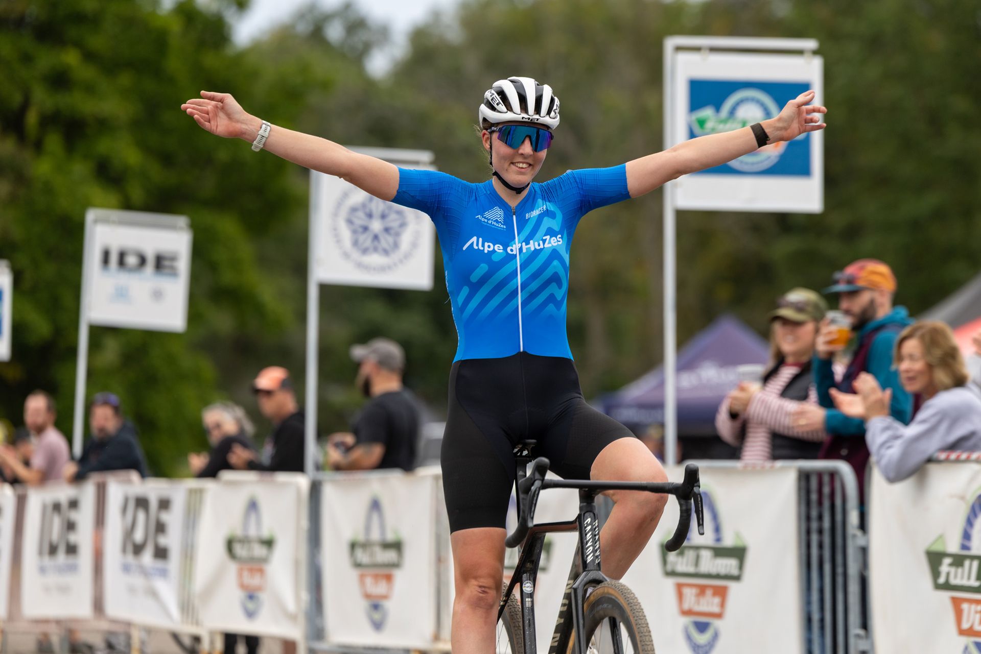 Rochester Cyclocross Day 1: Manon Bakker and Miles Mattern kick off 2026 US Cyclocross Series with wins