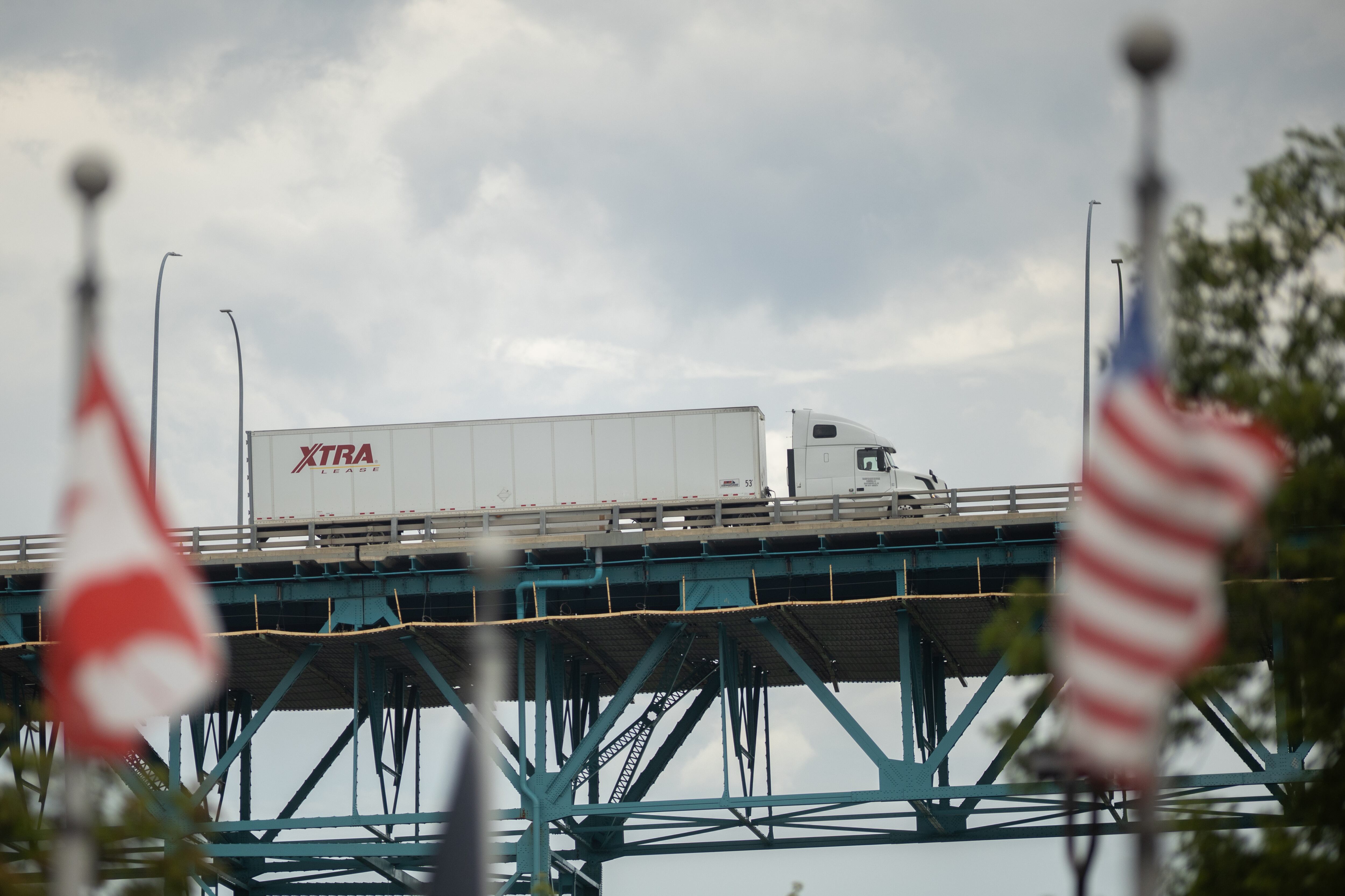 Ontario to standardize entry-level truck driver training after auditor-general report
