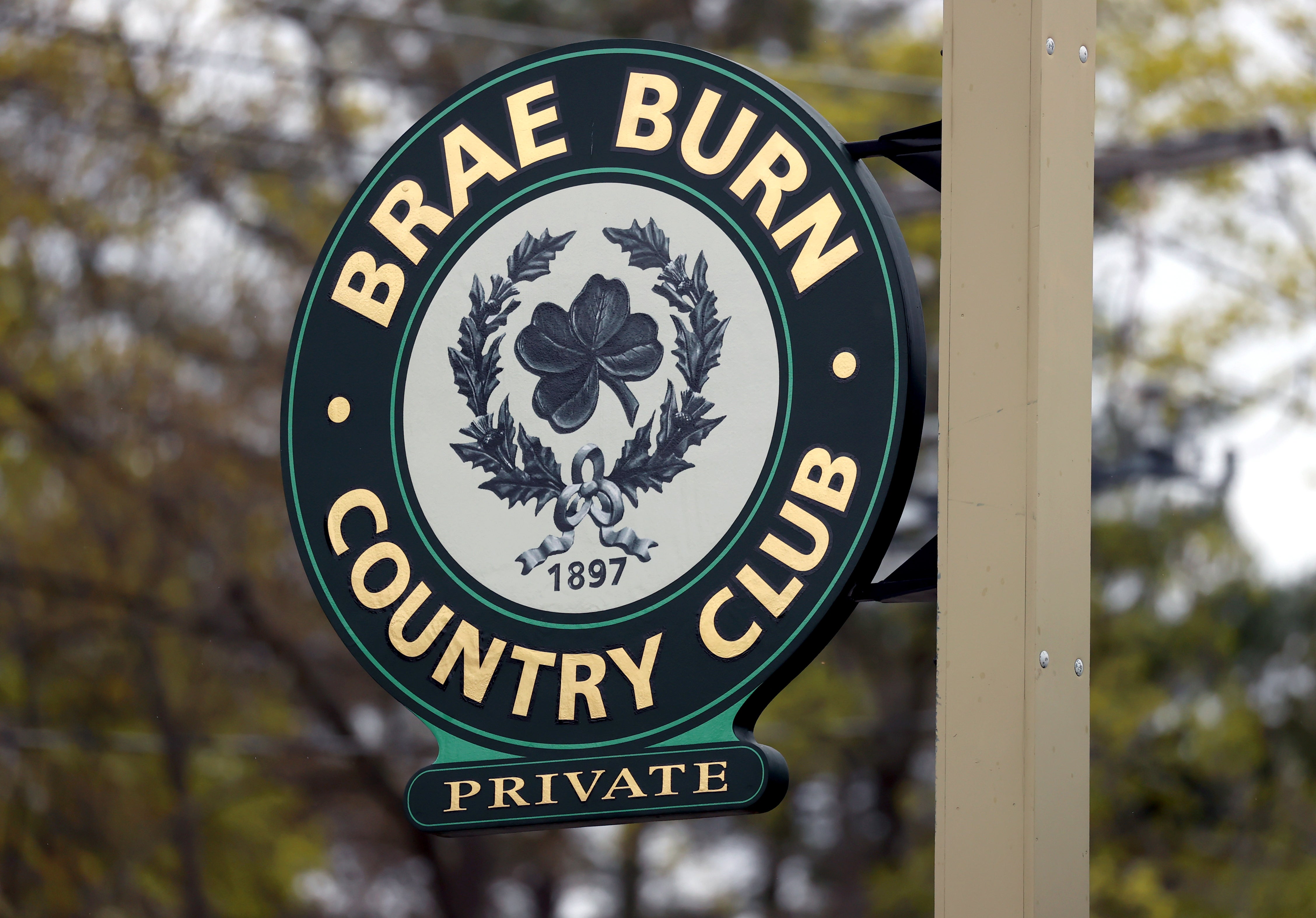 Car crashes into golf shop at country club in Newton
