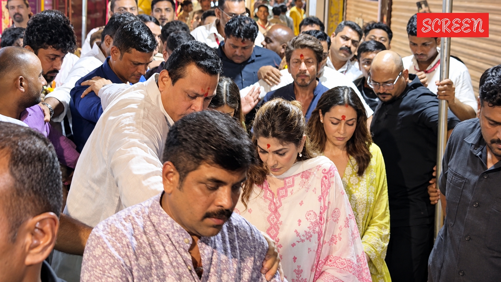 Shah Rukh Khan, Suhana Khan and Gauri Khan visit Lalbaugcha Raja, watch