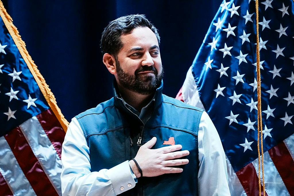 Battleground Republican Picks Up High-Profile Democrat Endorsement