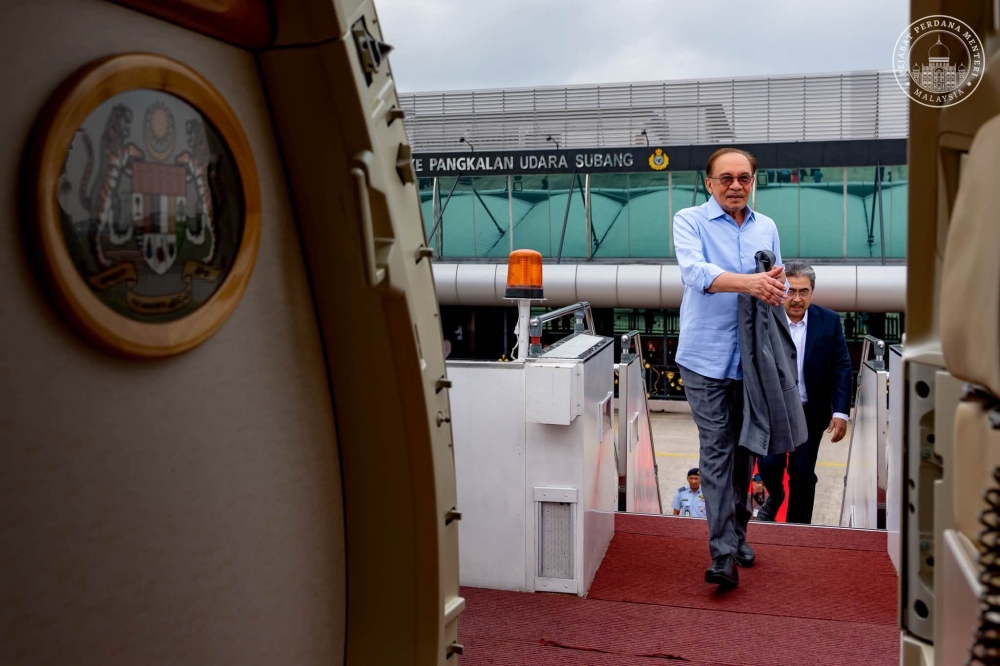 Anwar arrives in Shanghai for three-day working visit