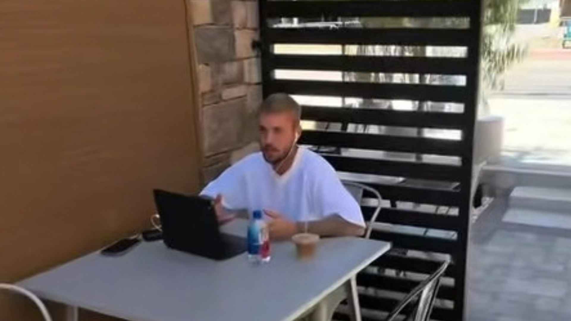 Fan stunned as they spot huge pop megastar on laptop in an alleyway outside coffee shop – would you have clocked him?