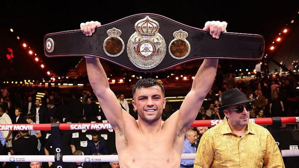 Lopez ordered to defend world title v Catterall