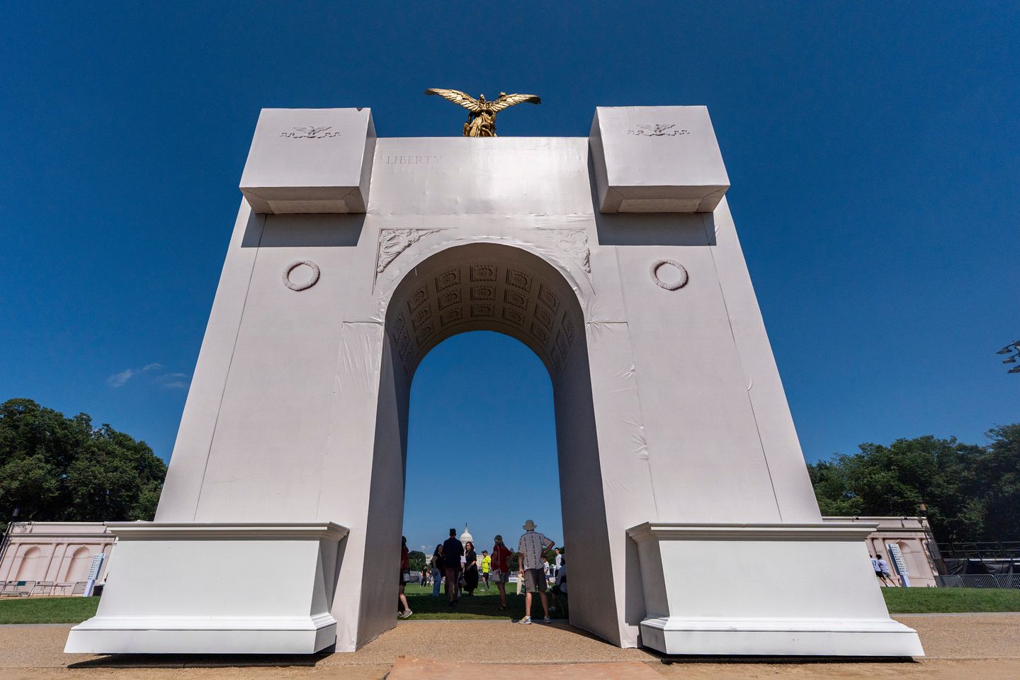 Monument or military outpost? Feds mum on Trump plan to arm triumphal arch with drones, snipers
