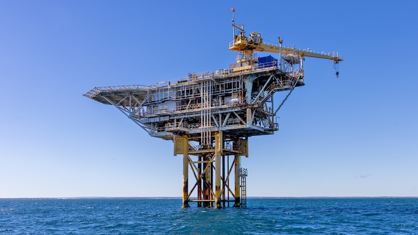 Oil platform 'a warning' as government considers new decommissioning rules