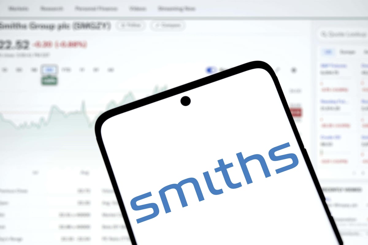 Smiths to give shares worth up to £400 to more than 10,000 staff