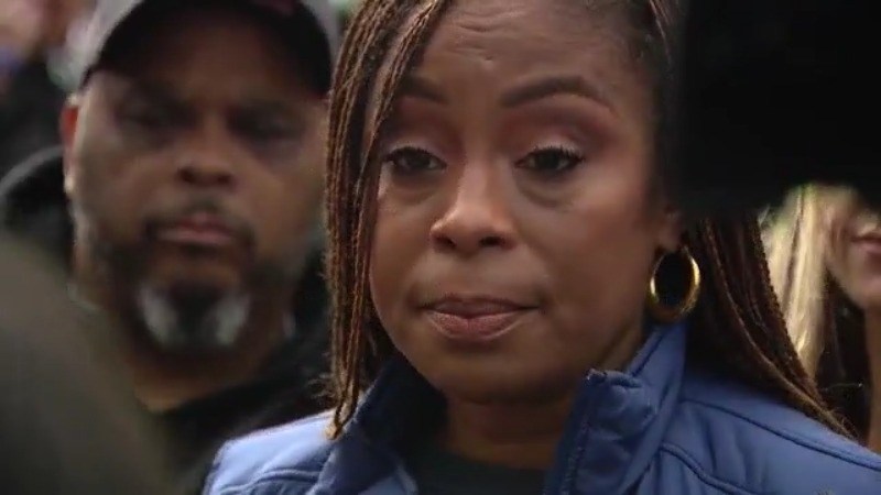 'Deserve fair wages': Congresswoman shows up on Cleveland Clinic Lutheran Hospital picket line