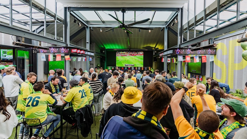 Victorian pubs to stay open until 3am under Labor election promise