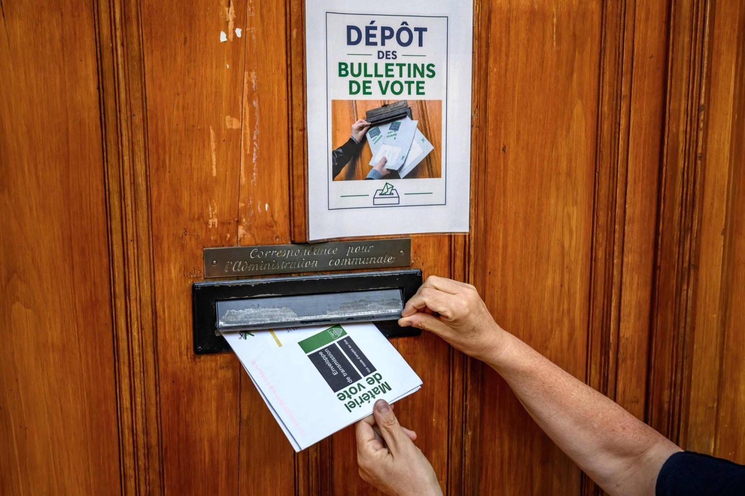 Swiss voters expected to shun stricter neutrality