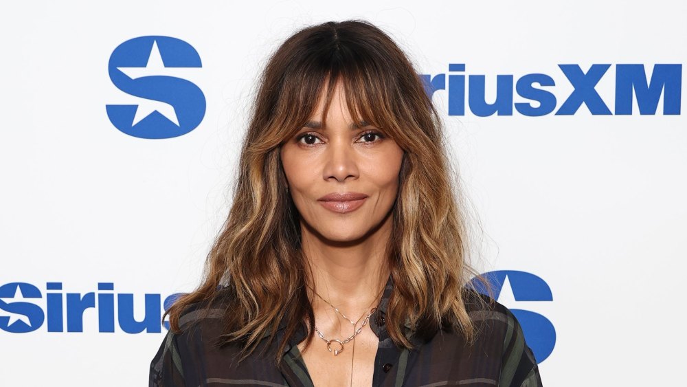 Halle Berry's Baggy Cool-Girl Jeans Are Basically Stylish Lounge Pants
