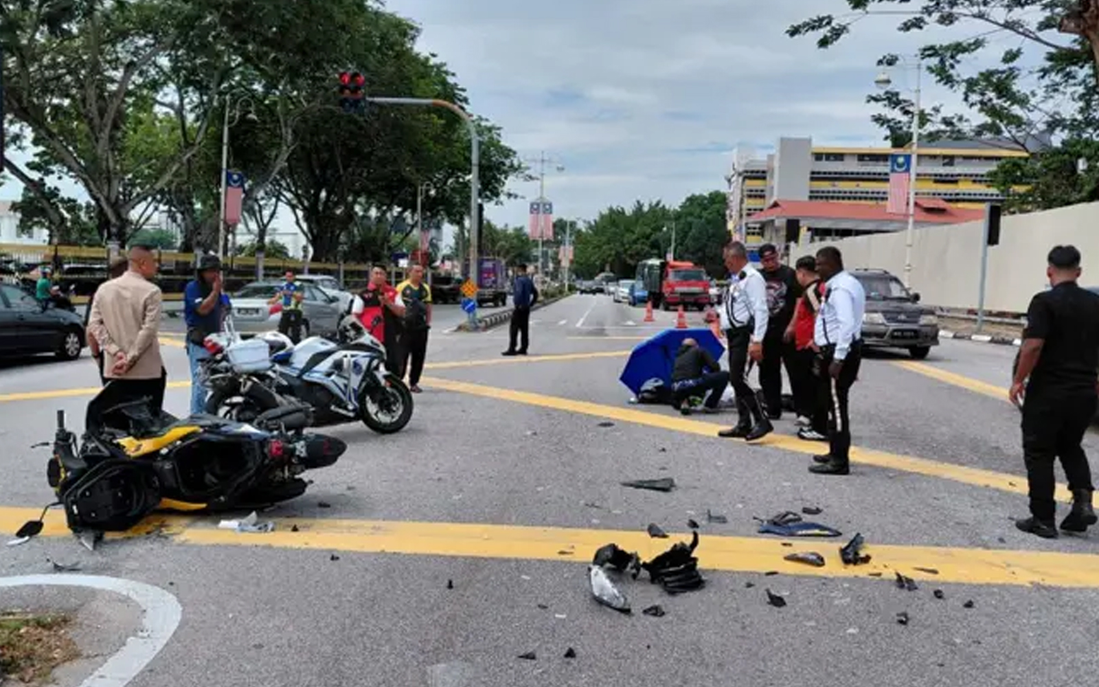 Cop breaks arm, leg after driver fleeing roadblock crashes into him
