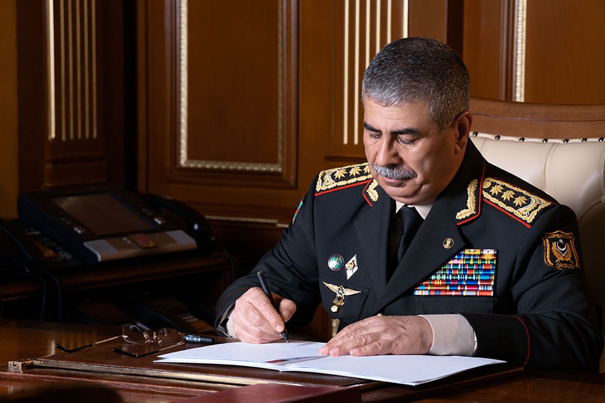 Azerbaijan’s Defense Minister conveys condolences to Kazakhstan