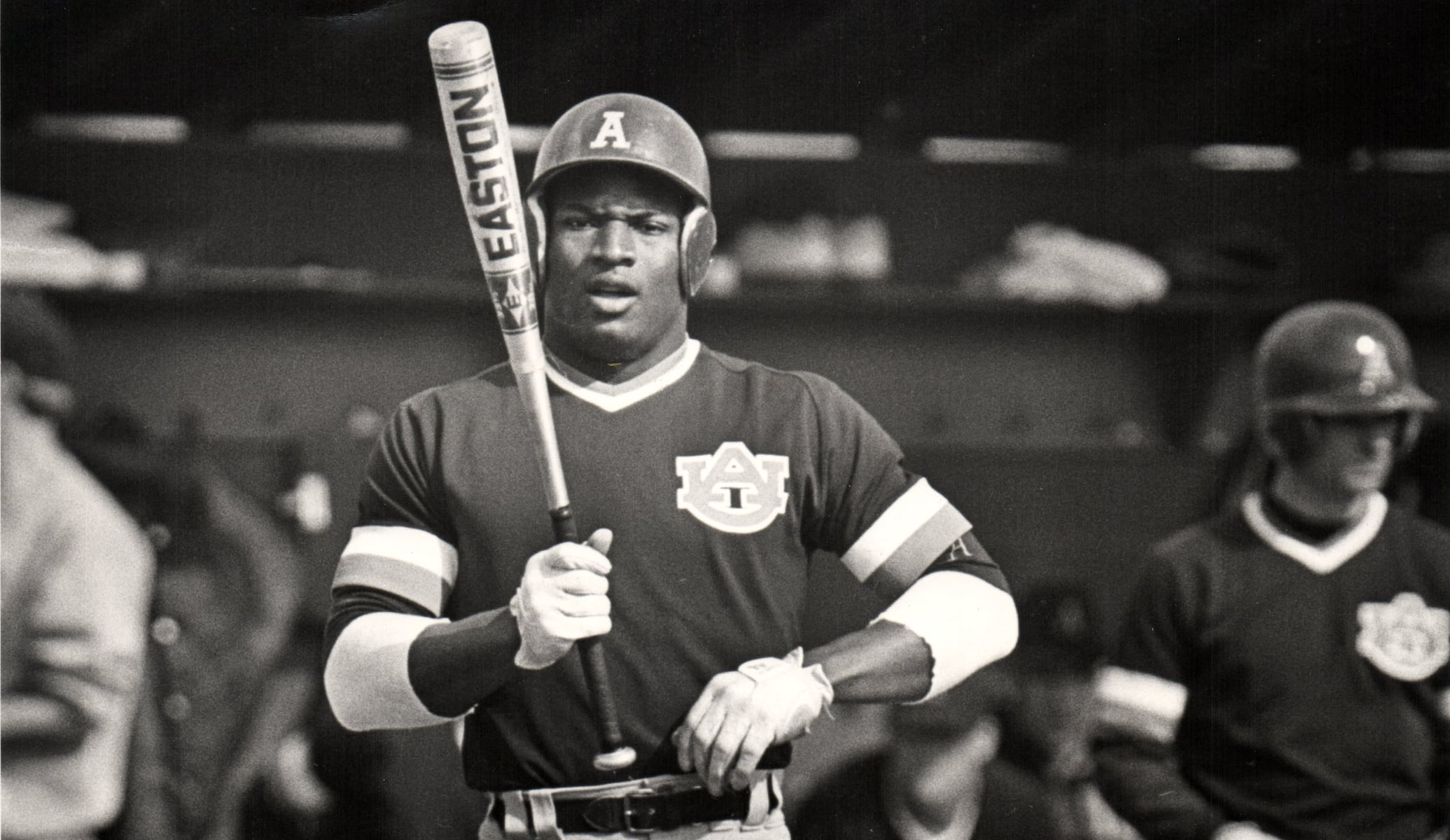Bo Jackson set to receive Louisville Slugger’s Living Legend Award