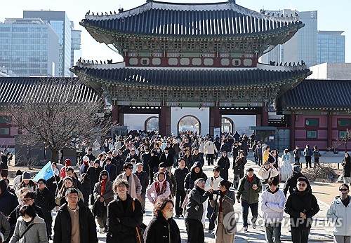 Gov't weighs raising admission fees to palaces, royal tombs for 1st time in 20 years