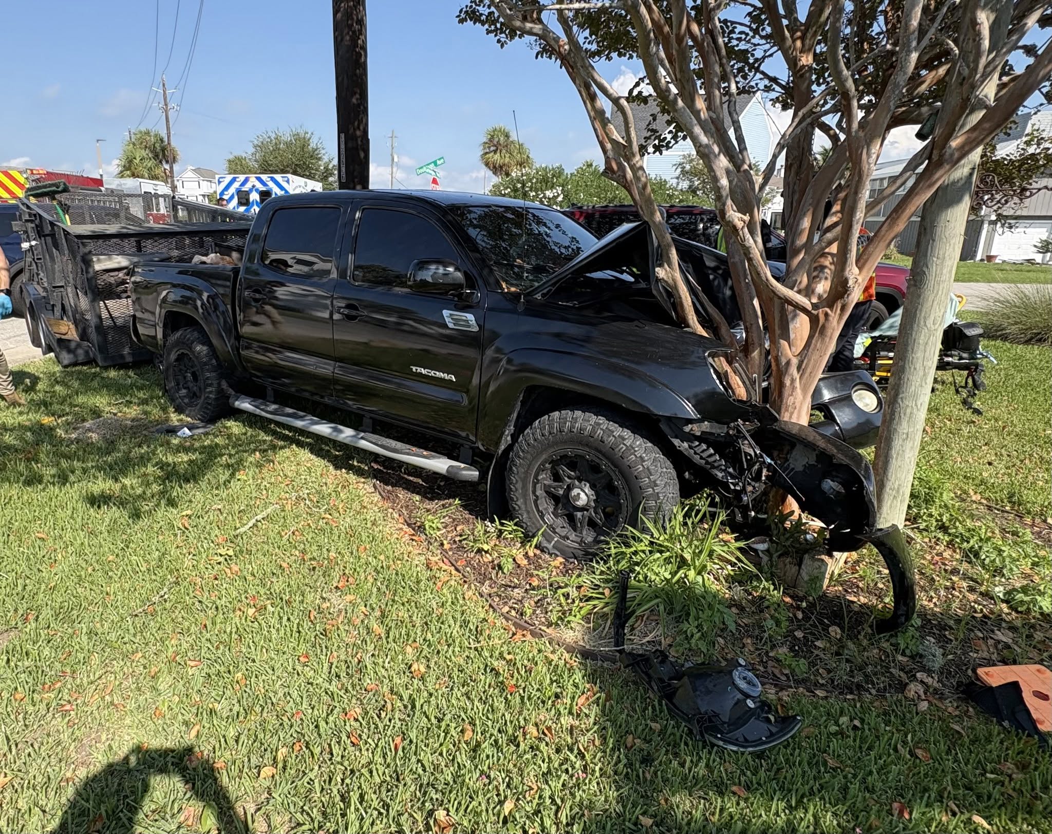 Man crashes into tree while attempting to evade ICE officers in Galveston