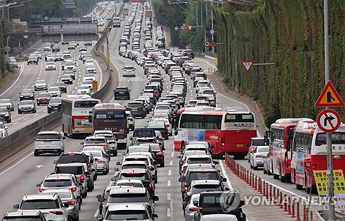 (LEAD) Highway congestion builds on Chuseok as S. Koreans travel to hometowns