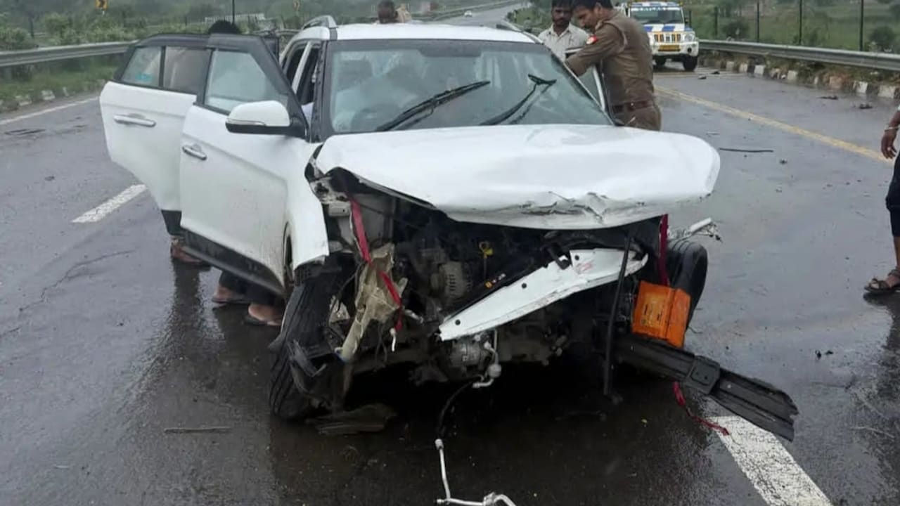 3 Killed, 2 Injured After Speeding Car Overturns On Lucknow-Agra Expressway
