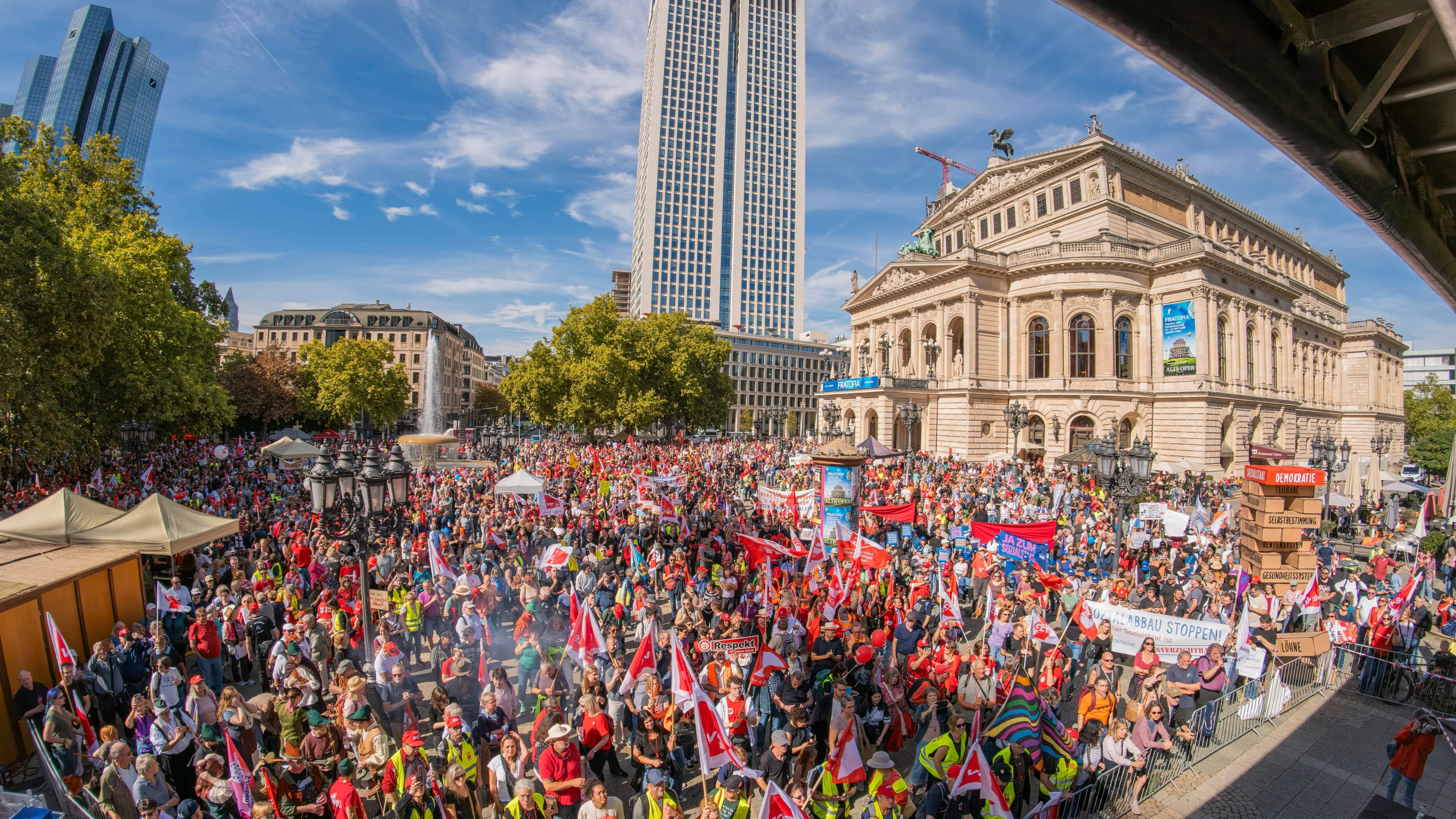 Rhein-Main-Liveblog: Tausende demonstrieren für „echte Reformen statt Spargesetze“
