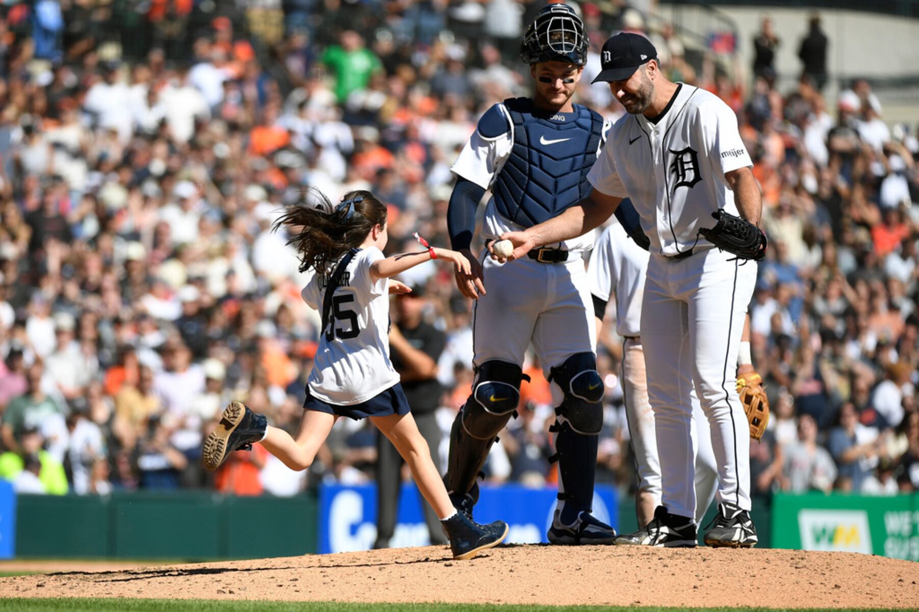 MLB great leaves mound for final time escorted by family
