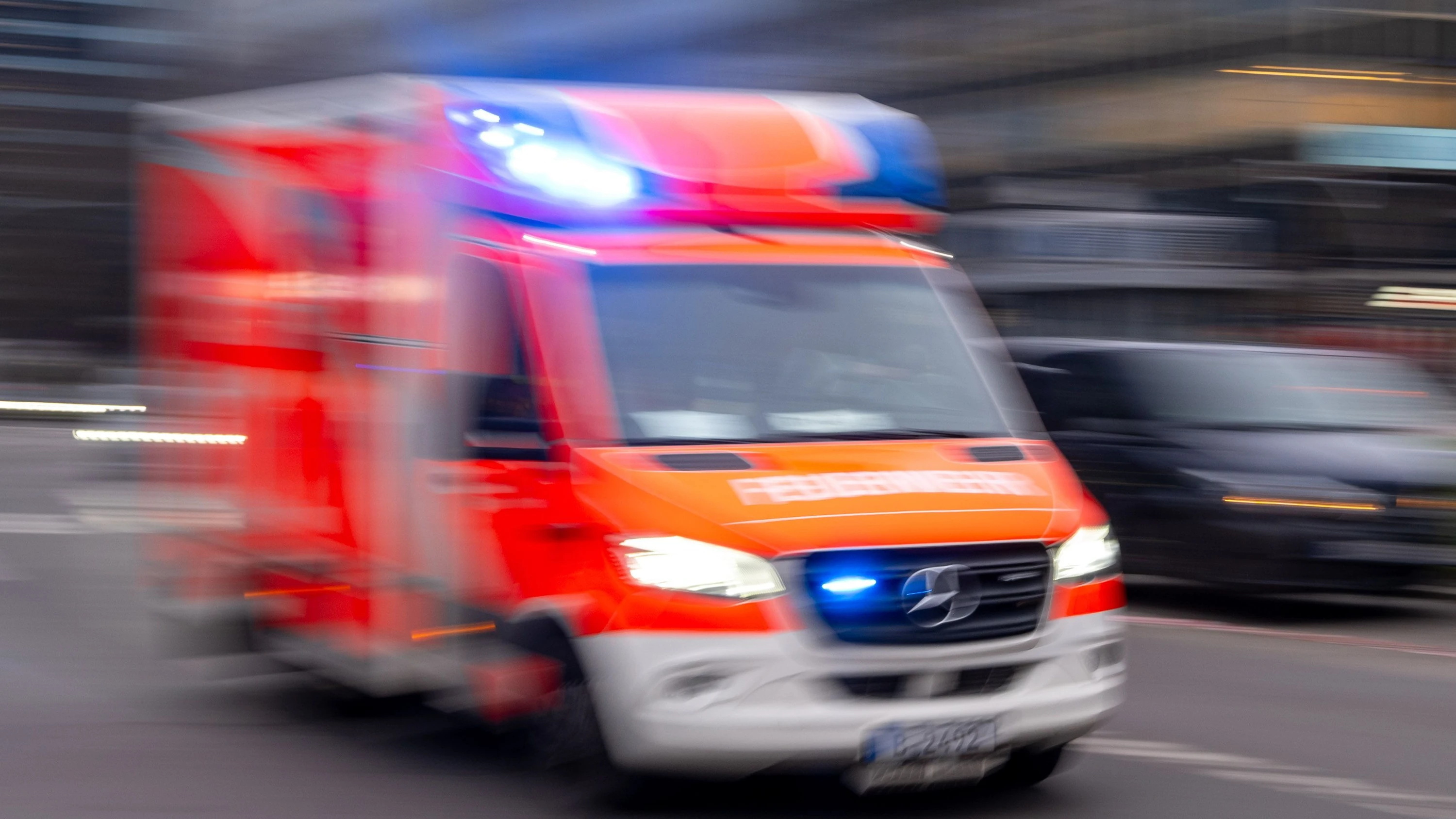 Autobahn 96: Reisebus kippt um – zwei Menschen sterben