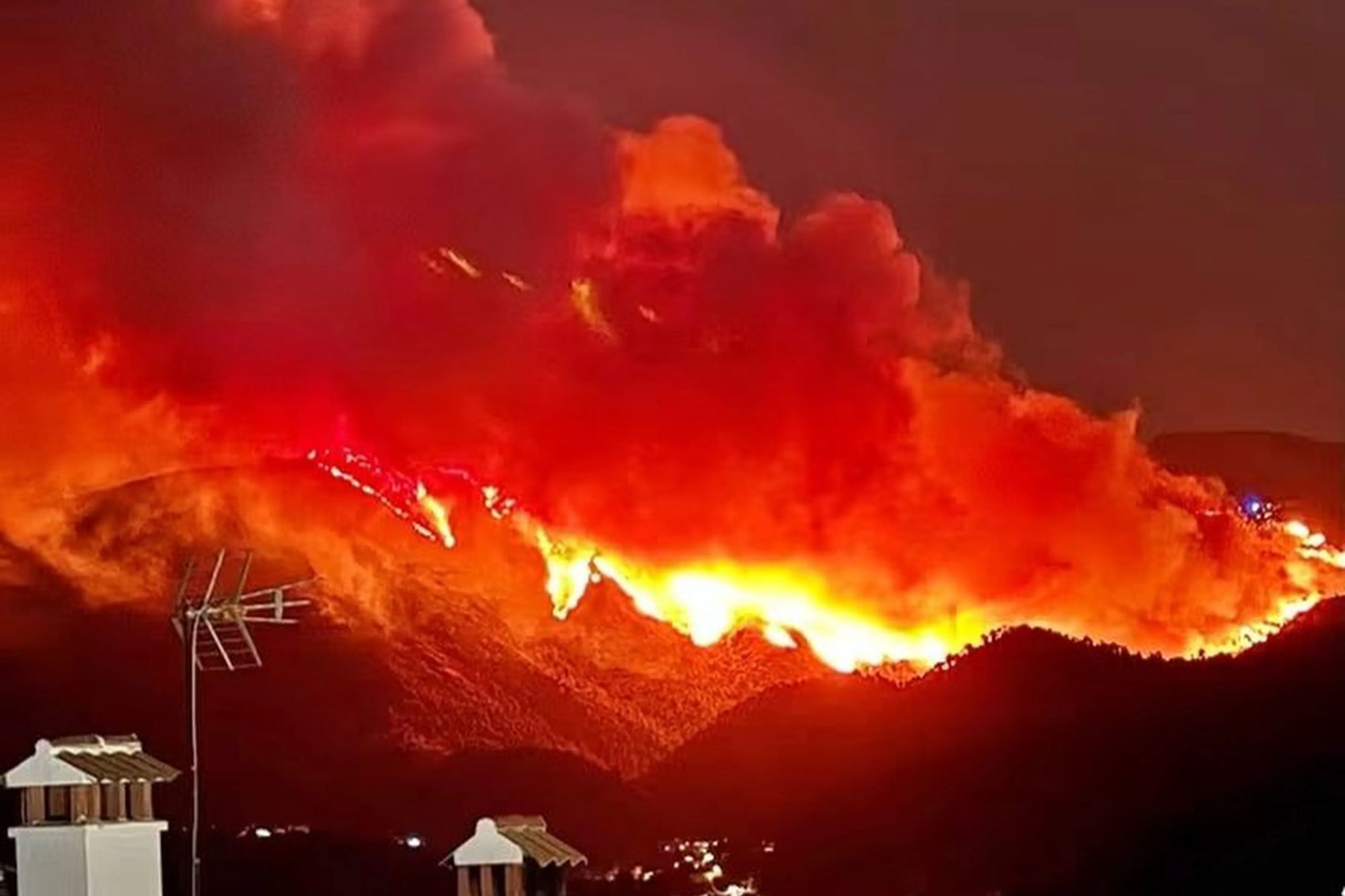 Horror moment huge wildfire erupts in Costa del Sol as firefighters race to battle flames & residents told stay indoors
