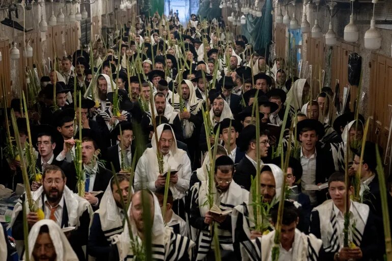 VIDEO: Israeli settlers forcing Palestinian shops to close