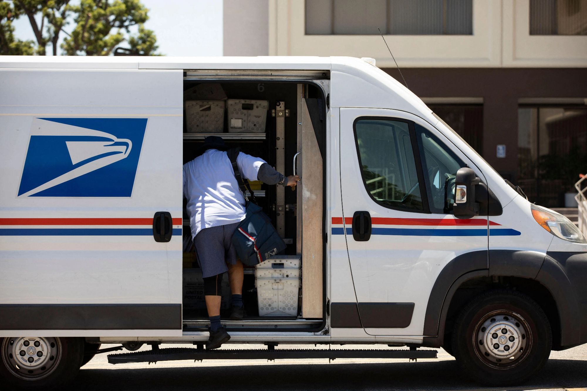 USPS issues holiday shipping warning with FOUR key dates for calendar make sure deliveries arrive on time in all states