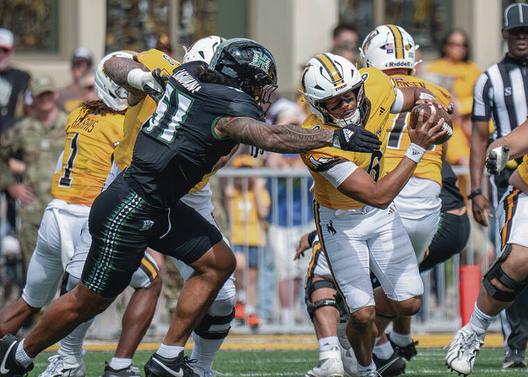 UH’s mistakes, questionable play calls result in road loss